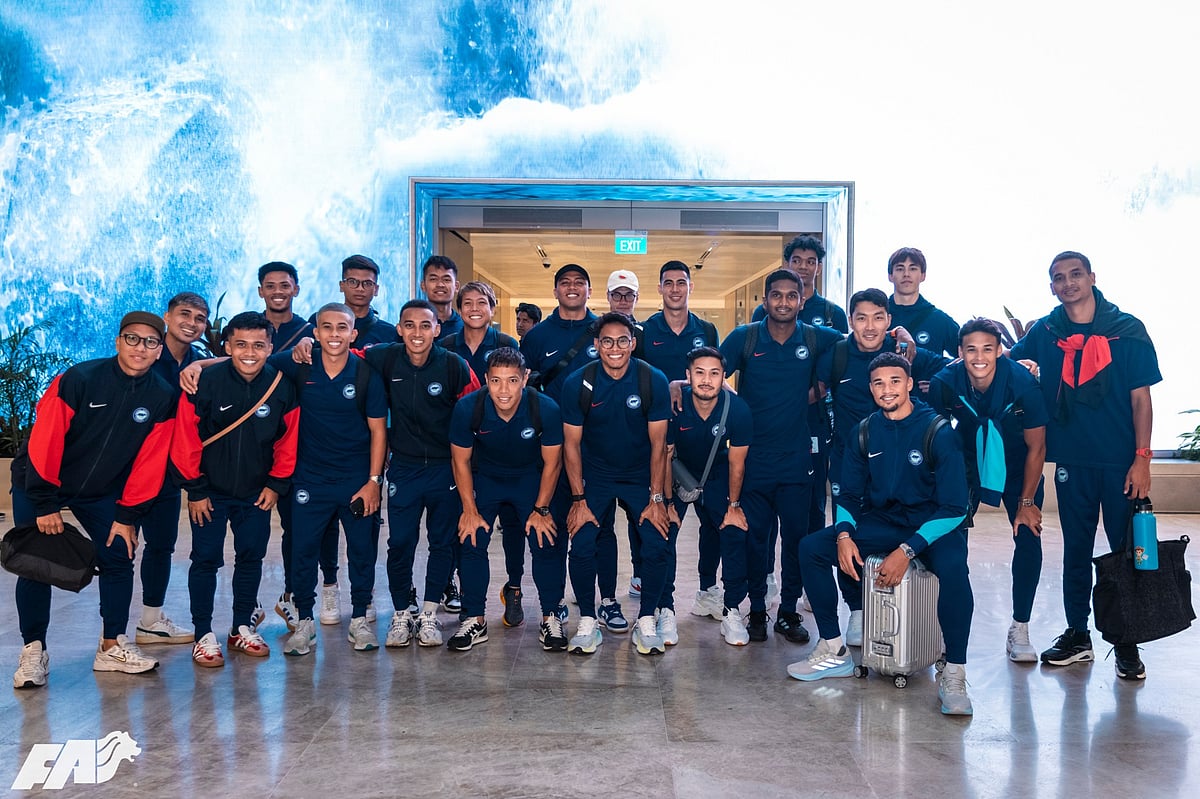 ঢাকার উদ্দেশে রওনা দেওয়ার আগে সিঙ্গাপুর দল। আজ দেশটির চাঙ্গি বিমানবন্দরে