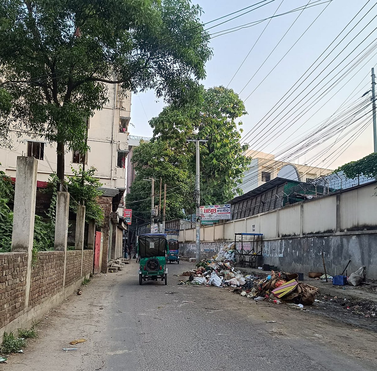 চট্টগ্রাম নগরের বান্ডেল সড়কে পড়ে আছে পশুর বর্জ্য। আজ সন্ধ্যা ৬টায়