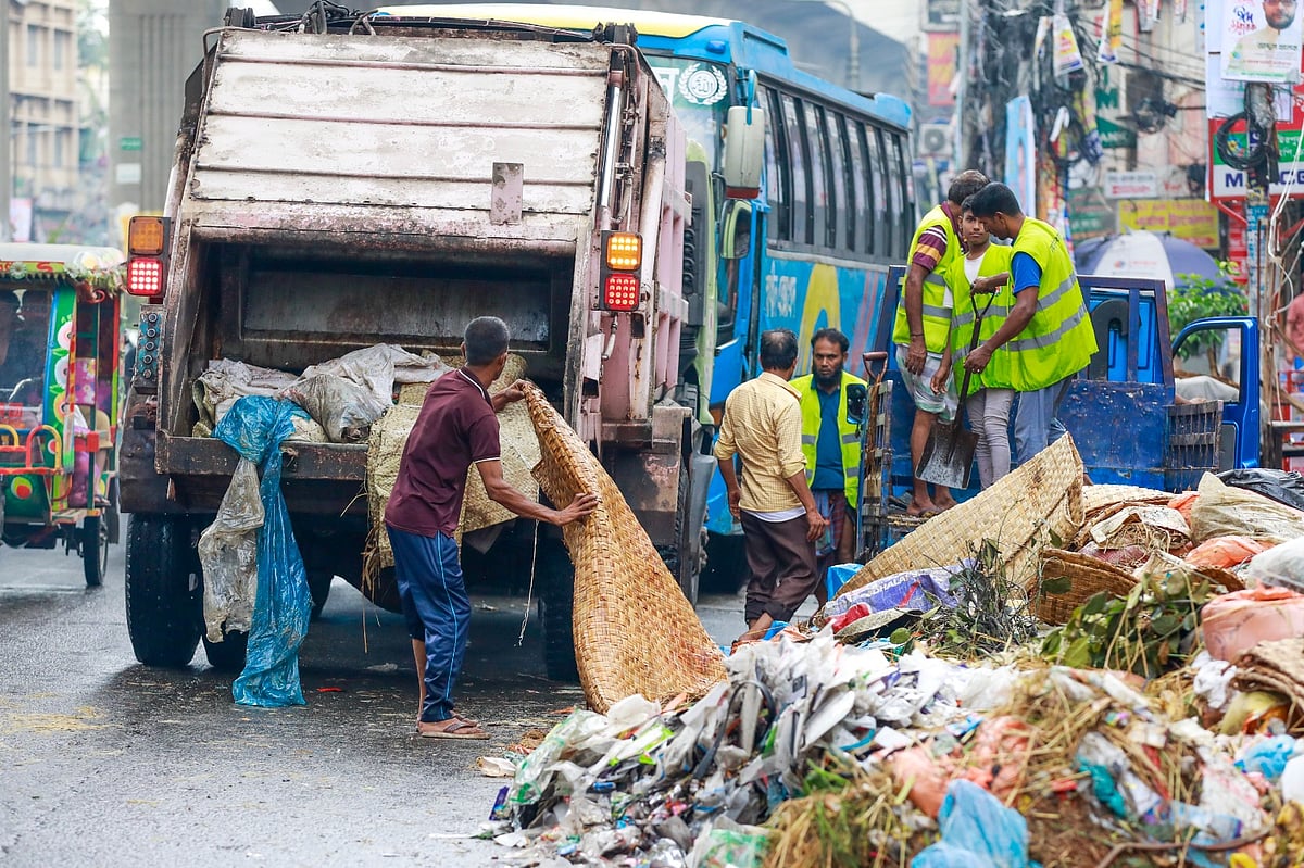 বর্জ্য অপসারণের কাজ করছেন ঢাকা উত্তর সিটি করপোরেশনের কর্মীরা। মিরপুরের সেনপাড়া পর্বতা এলাকায়। ঢাকা, ৭ জুন ২০২৫