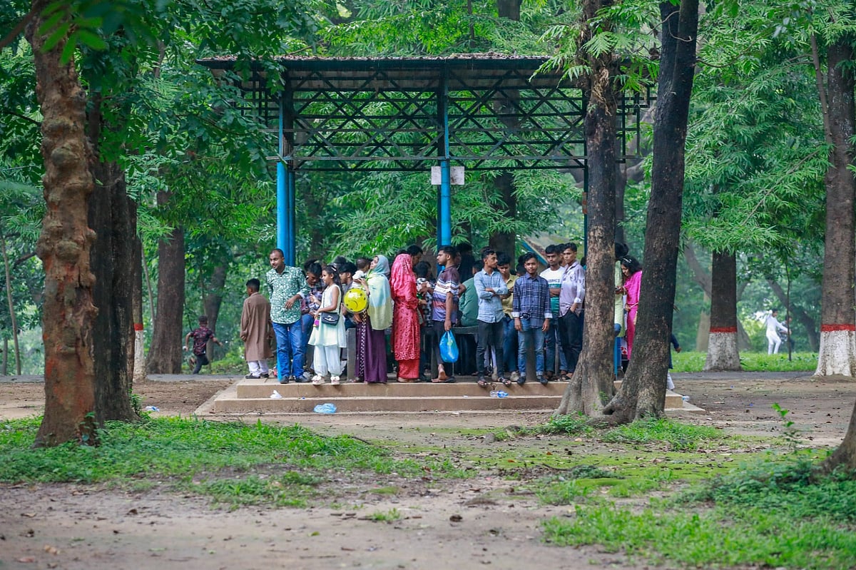 বৃষ্টির কারণে ছাউনির নিচে আশ্রয় নিয়েছেন দর্শনার্থীরা। জাতীয় চিড়িয়াখানা, ঢাকা, ৭ জুন ২০২৫
