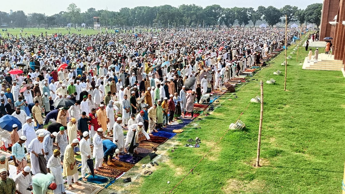 দিনাজপু‌রের গোর এ শহীদ বড় ময়দা‌নে ঈদুল আজহার জামাত। আজ শ‌নিবার সকাল সা‌ড়ে আটটায়