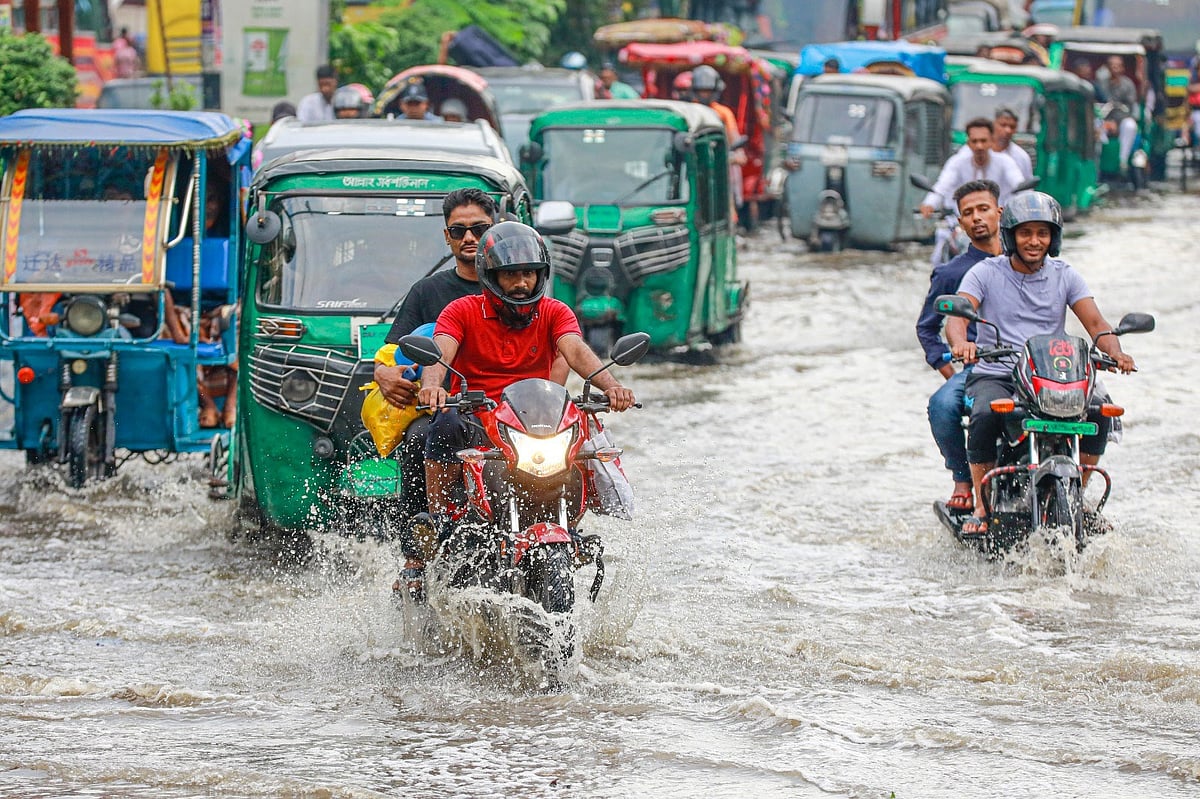বৃষ্টিতে সড়কে জমেছে পানি। মিরপুর ১০ নম্বর গোল চক্কর থেকে তোলা