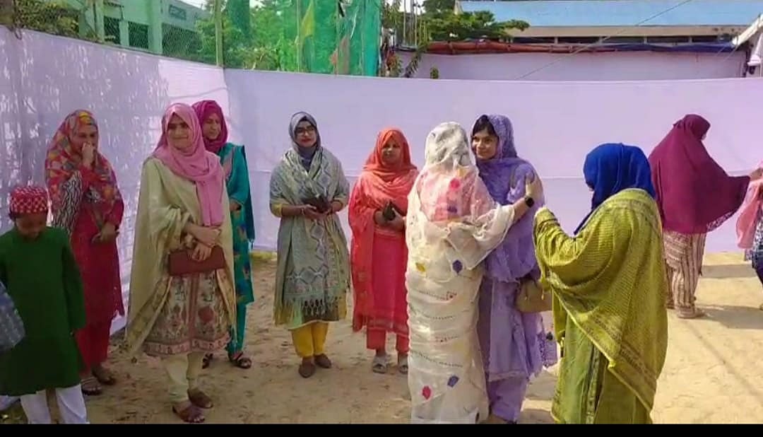 ঈদের নামাজ শেষে নারীদের সঙ্গে শুভেচ্ছা বিনিময় করে জেলা প্রশাসক ফরিদা খানম। আজ সকালে চট্টগ্রামের জিমনেশিয়াম মাঠে