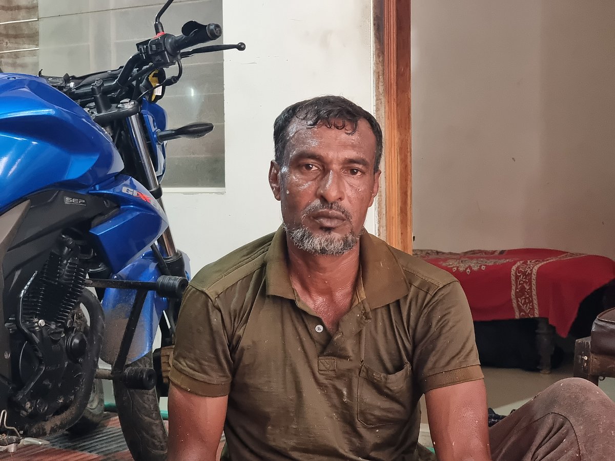 প্রতিবছর কোরবানির ঈদে রাজধানীতে গরু কাটতে আসেন কহিদুল ইসলাম। শনিবার ওয়ারী এলাকায়