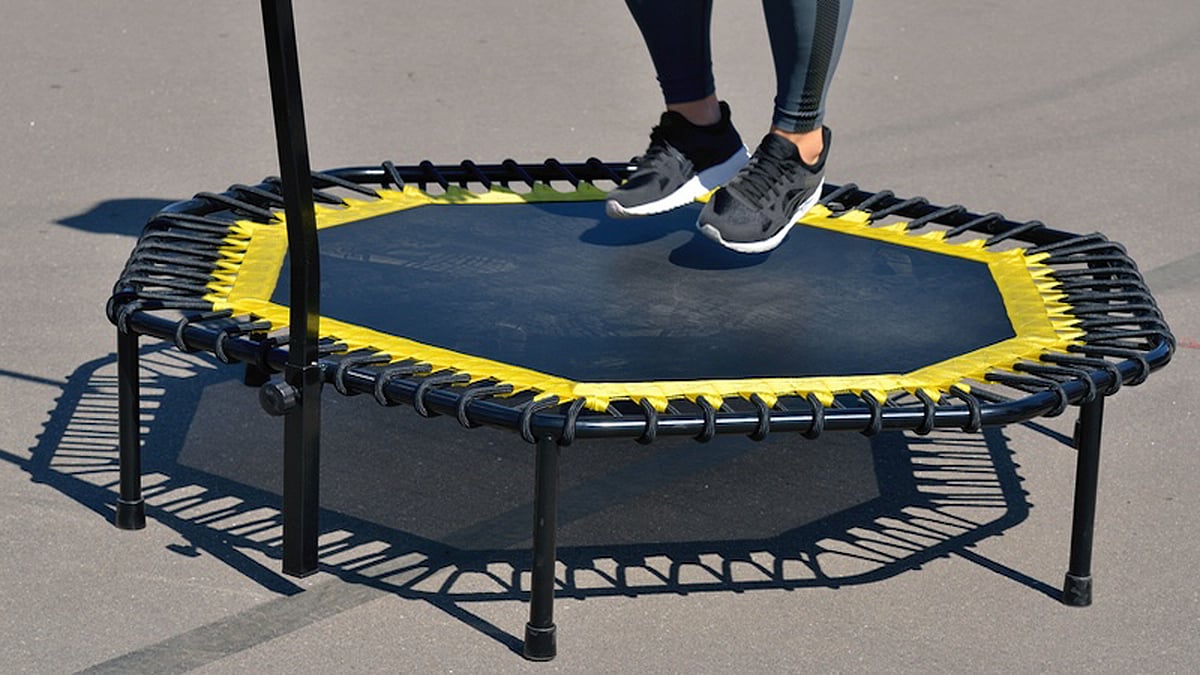 রিবাউন্ডিং মূলত অ্যারোবিক ব্যায়াম, এই ব্যায়ামে ছোট ট্রাম্পোলিনে লাফাতে হয়