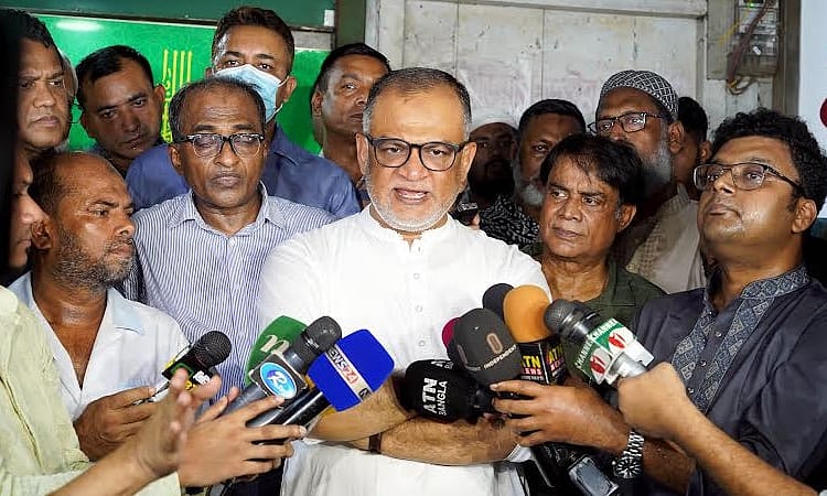 বাণিজ্য উপদেষ্টা শেখ বশিরউদ্দীন লালবাগে পোস্তা চামড়া আড়ত পরিদর্শন শেষে সাংবাদিকদের ব্রিফ করেন। ঢাকা, ৮ জুন ২০২৫