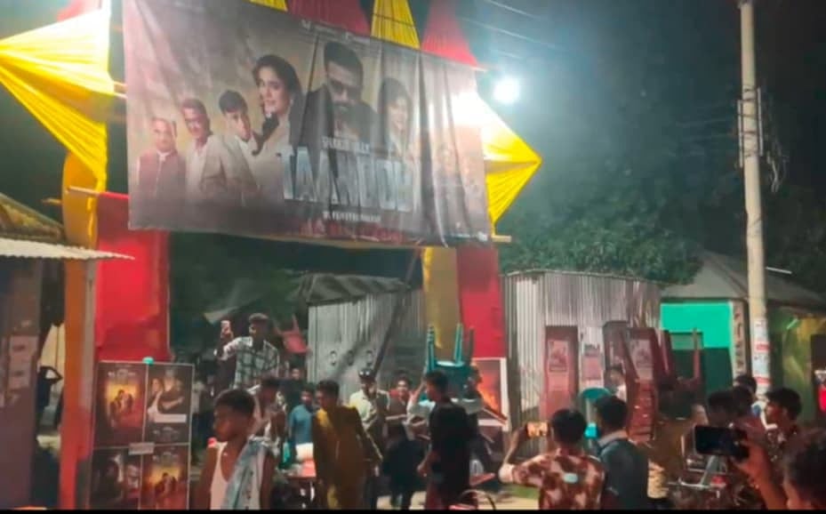 রাজবাড়ীর কালুখালী উপজেলায় সিনেমা প্রদর্শনী শুরুর কিছুক্ষণ পরই কারিগরি ত্রুটি দেখা দিলে হলের জিনিসপত্র ভাঙচুর করেন ক্ষুব্ধ দর্শকেরা। গতকাল রাতে বৈশাখী সিনেমা হলের সামনে