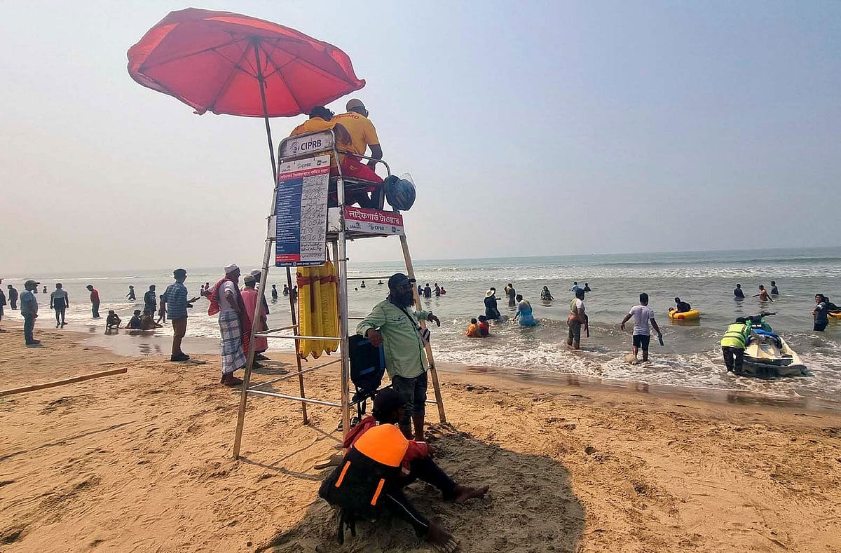 ঈদের ছুটিতে কক্সবাজারে আসা পর্যটকের গোসলে নেমেছেন সৈকতে। আজ সকালে সুগন্ধা পয়েন্ট