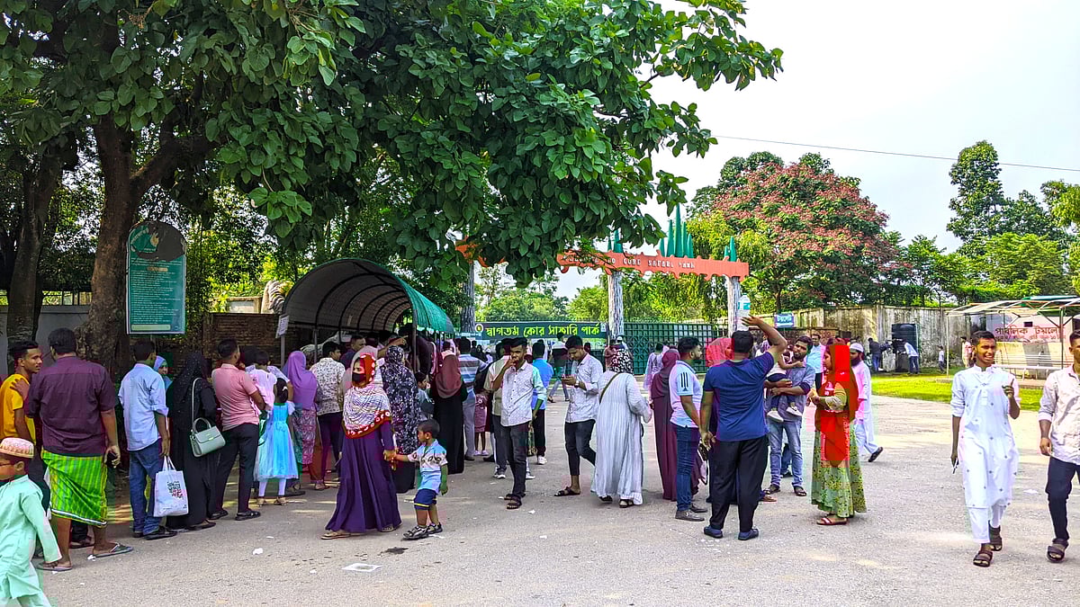 টিকিট কেটে গাজীপুর সাফারি পার্কে প্রবেশ করছেন দর্শনার্থীরা। আজ রোববার বিকেল সাড়ে ৩টায়