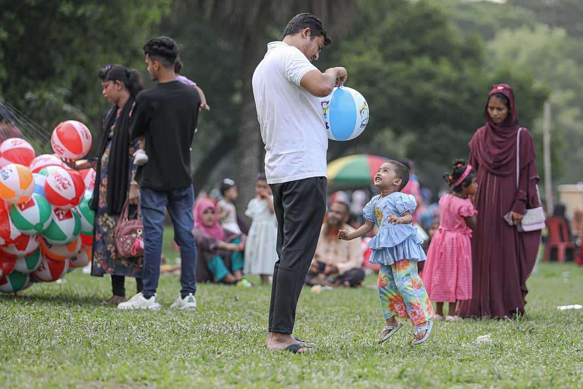 ঈদের দ্বিতীয় দিন বিকেলে রাজধানীর জিয়া উদ্যান এলাকায় ছিল মানুষের ভিড়। বল পেয়ে উচ্ছ্বসিত এক শিশু