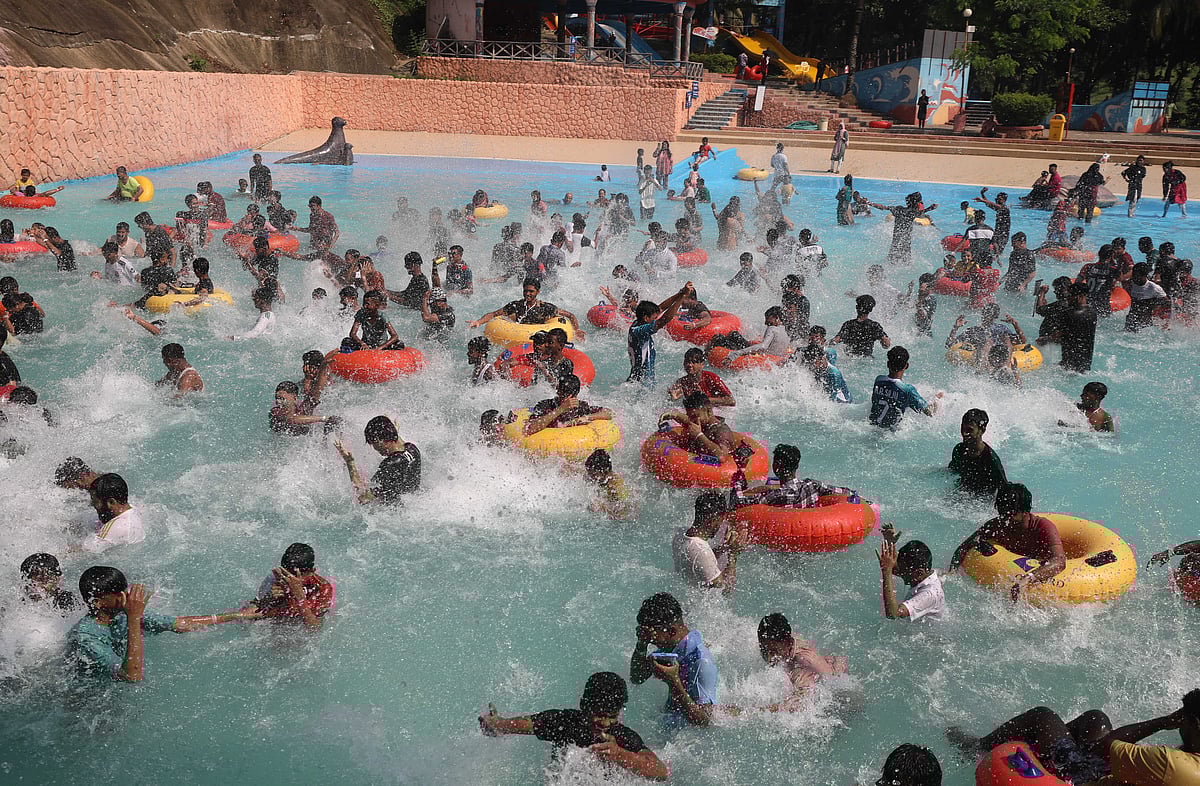 চট্টগ্রাম নগরের ফয়’স লেক সি-ওয়ার্ল্ডের ওয়াটার পার্কে দর্শনার্থীরা পানিতে গা ভিজিয়ে নিচ্ছেন। আজ দুপুর ১২টায়