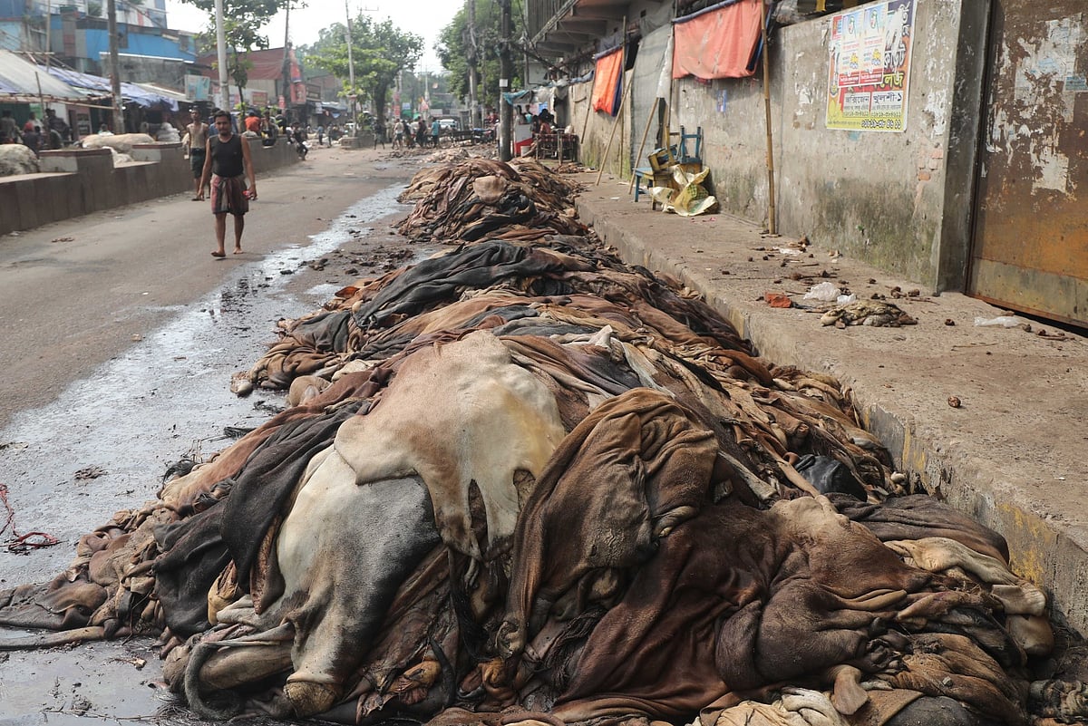 চট্টগ্রাম নগরের আতুরার ডিপো এলাকায় সড়কের ওপর ফেলে যাওয়া চামড়া। আজ সকালে