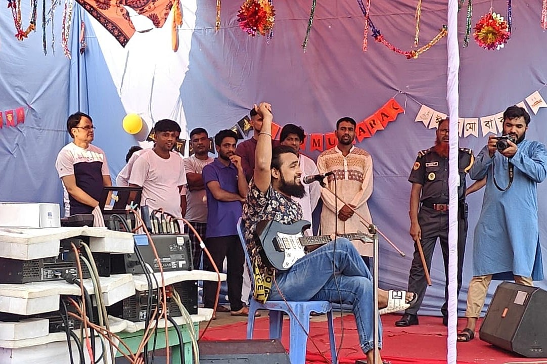 গান পরিবেশন করছেন নোবেল