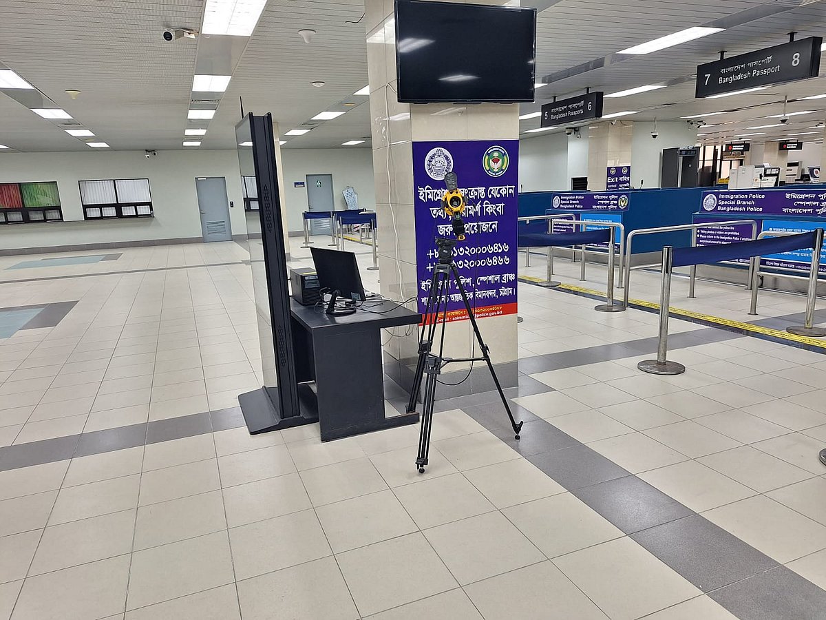 থার্মাল স্ক্যানারের মাধ্যমে আসা যাত্রীদের তাপমাত্রা নির্ণয়ের ব্যবস্থা করা হয়েছে