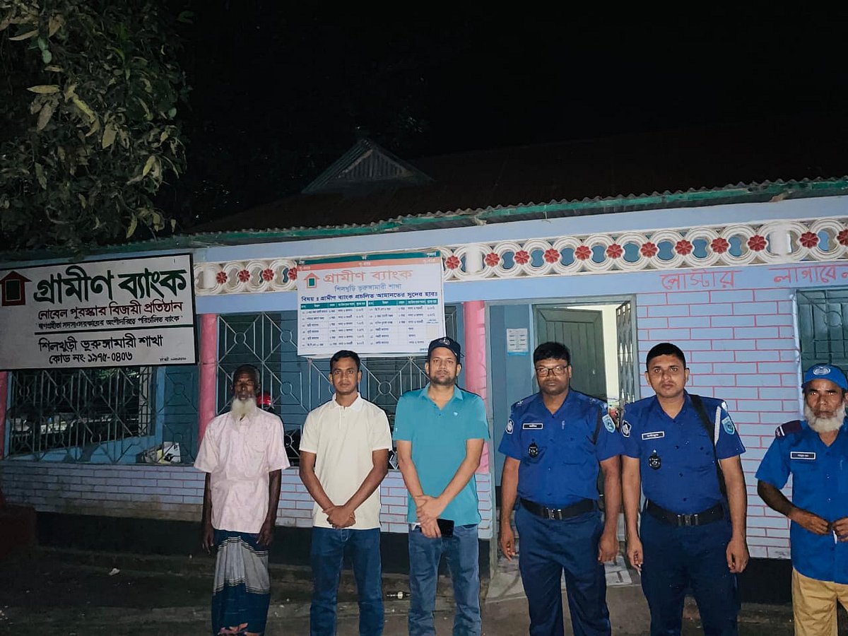 কুড়িগ্রামে গ্রামীণ ব্যাংকের শাখায় পুলিশ পাহারা দিচ্ছে। গতকাল শনিবার রাতে