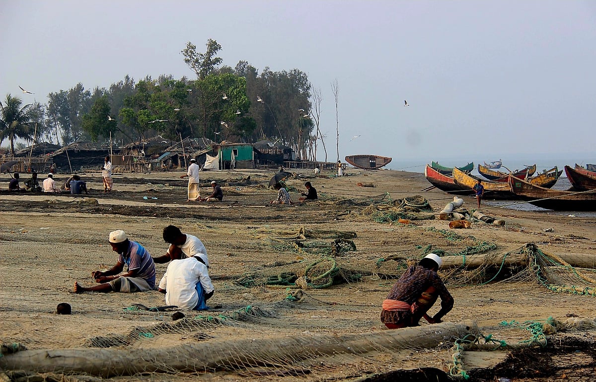 মাছ ধরা বন্ধ। জাল মেরামত করে সময় পার করছেন জেলেরা। গত শনিবার দুপুরে কক্সবাজারের টেকনাফের জালিয়াপাড়ায়