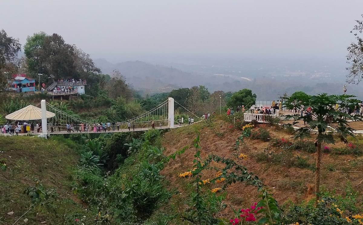 ঈদের দ্বিতীয় দিন রোববার খাগড়াছড়ির আলুটিলা পর্যটন কেন্দ্রে দর্শনার্থীদের ভিড়।