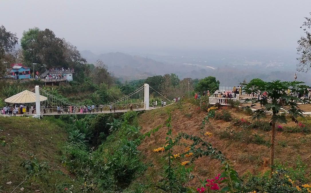 খাগড়াছড়িতে হোটেল-মোটেল খালি, ভিড় রেস্তোরাঁ ও পর্যটনকেন্দ্রে | প্রথম আলো