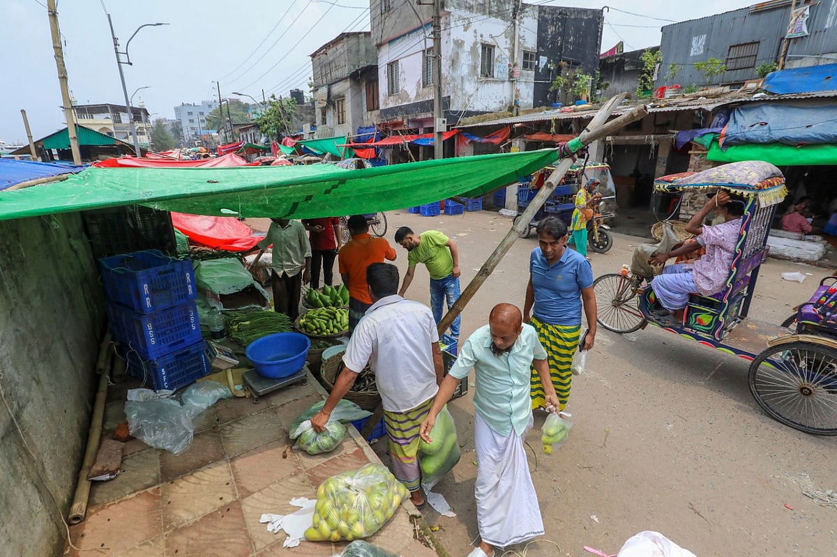 বাজারে সবজির সরবরাহ কম চাহিদা বেশী। শ্যাম বাজার সবজীর আড়ত, ৮ জুন