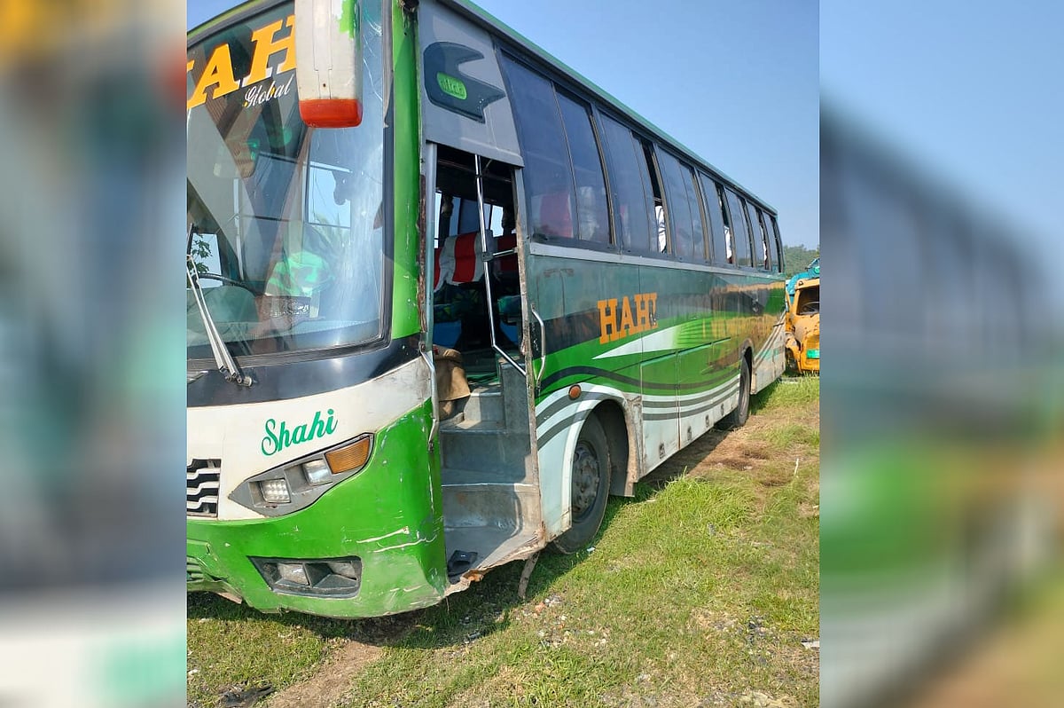 চট্টগ্রামের সীতাকুণ্ডে দুর্ঘটনার পর আটক করা বাস