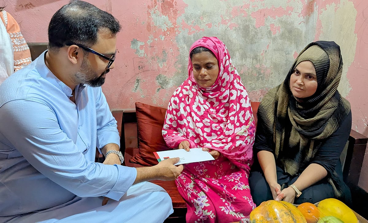 বিএনপির ঢাকা মহানগর উত্তরের আহ্বায়ক আমিনুল হক সহায়তা তুলে দেন। ঢাকা, ৮ জুন ২০২৫