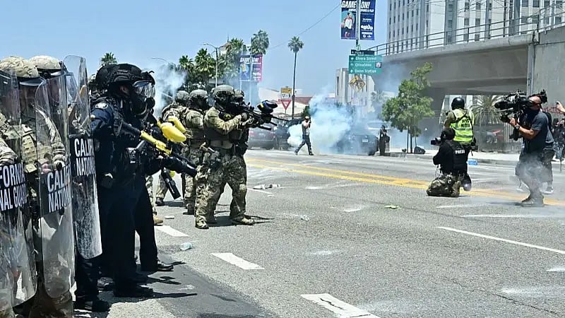 লস অ্যাঞ্জেলেসে বিক্ষোভকারীদের লক্ষ করে গুলি ছুড়তে দেখা গেছে পুলিশকে