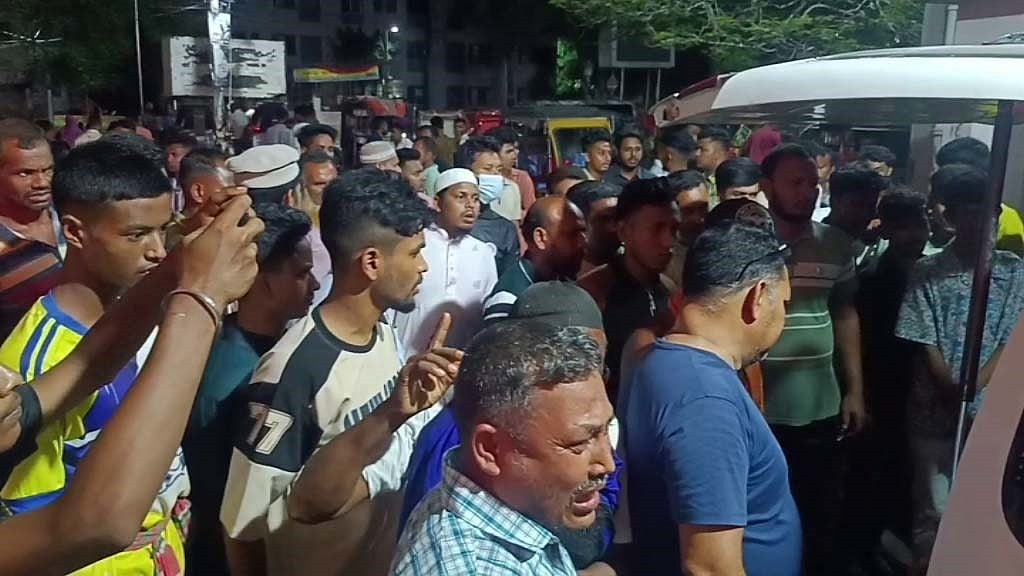 সংঘর্ষে আহত ব্যক্তিদের উদ্ধার করে প্রথমে বাগেরহাটের মোল্লাহাট উপজেলা স্বাস্থ্য কমপ্লেক্সে নেওয়া হয়