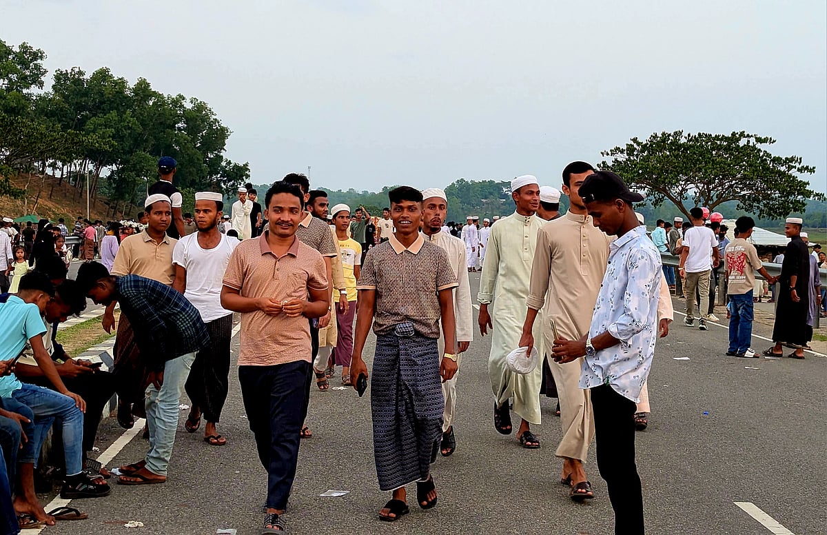 কক্সবাজারের উখিয়ার পাশে মৈত্রী সড়কে স্থানীয়দের পাশাপাশি অনেক রোহিঙ্গাও এসেছেন। গতকাল রোববার বিকেলে