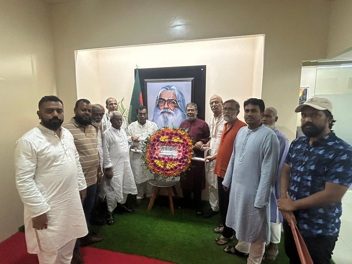 সিরাজুল আলম খানের প্রতিকৃতিতে ফুল দিয়ে শ্রদ্ধা জানান জেএসডির কেন্দ্রীয় নেতারা। সোমবার রাজধানীর সিরাজুল আলম খান সেন্টারে