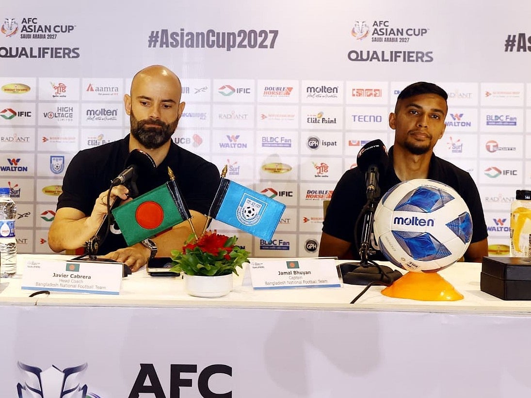 সংবাদ সম্মেলনে অধিনায়ক জামাল ভূঁইয়ার সঙ্গে বাংলাদেশের কোচ হাভিয়ের কাবরেরা