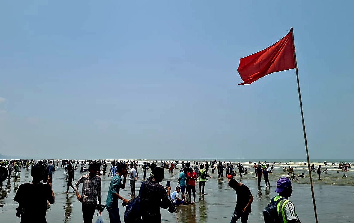 কক্সবাজার সৈকতে সৃষ্ট গুপ্তখালের পাশে গোসলে নামতে নিষেধ করে ওড়ানো হয়েছে লাল নিশানা। কিন্তু কেউ মানছেন না নিষেধাজ্ঞা। আজ দুপুরে সৈকতের সুগন্ধা পয়েন্ট