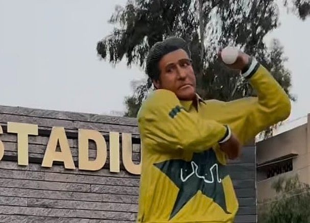 হায়দরাবাদের নিয়াজ স্টেডিয়ামে ওয়াসিম আকরামের ভাস্কর্য।