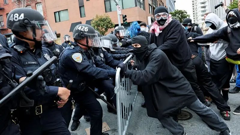 রোববার পুলিশের সঙ্গে বিক্ষোভকারীদের সংঘর্ষ হয়। একপর্যায়ে পুলিশ ব্যারিকেড দিয়ে সড়ক আটকে দেয়