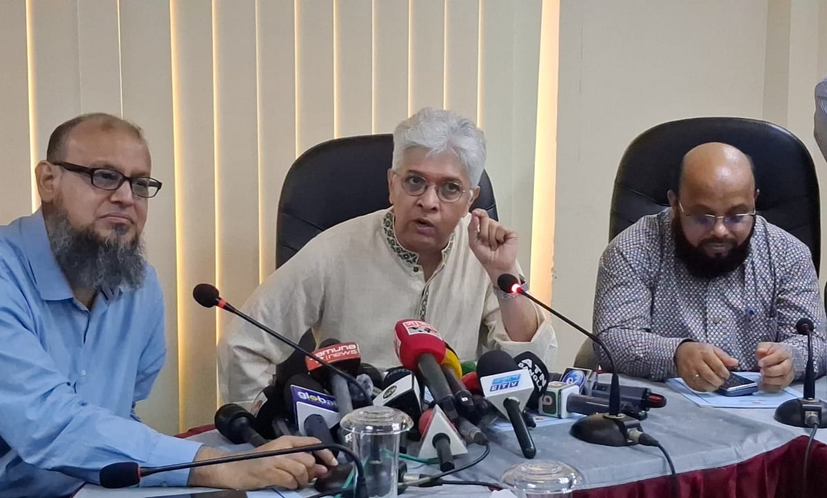 সভায় শিল্প উপদেষ্টা আদিলুর রহমান খান। আজ দুপুরে ঢাকার সাভারের হরিণধরায় বিসিক চামড়াশিল্প নগরের সভাকক্ষে