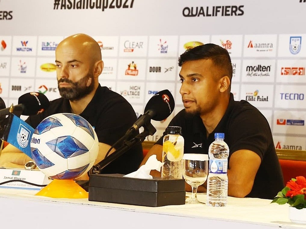 সংবাদ সম্মেলনে কোচ হাভিয়ের কাবরেরার সঙ্গে বাংলাদেশ অধিনায়ক জামাল ভূঁইয়া