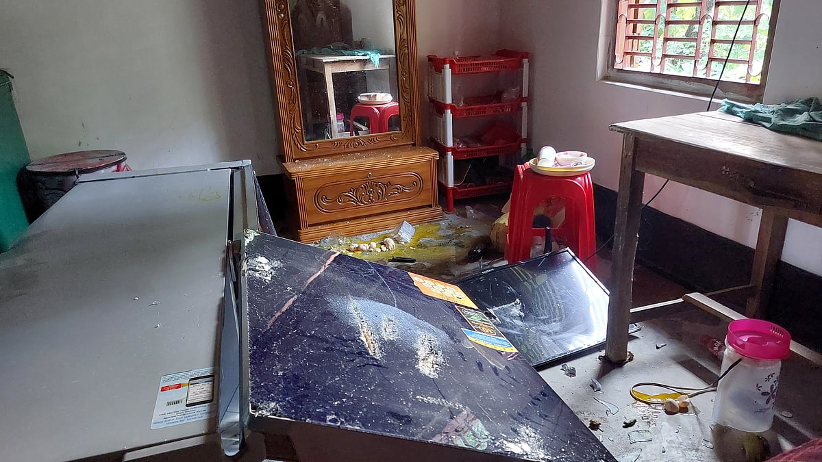 কাঠ ব্যবসায়ীর ভাঙচুর হওয়া বাড়ি। আজ সোমবার বিকেলে রাজশাহীর পুঠিয়া উপজেলার হাতিনাদা গ্রামে