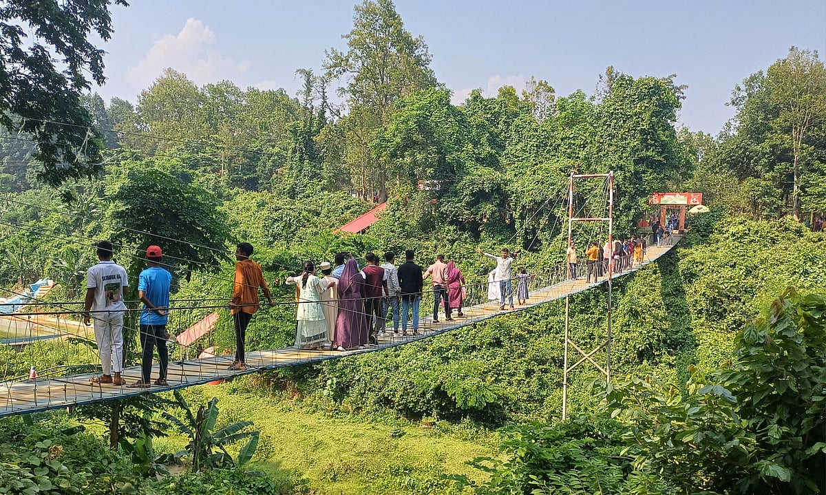 শেরপুরের ঝিনাইগাতী উপজেলার গজনী অবকাশকেন্দ্রের ঝুলন্ত ব্রিজে দর্শনার্থীদের ভিড়। আজ দুপুরে তোলা