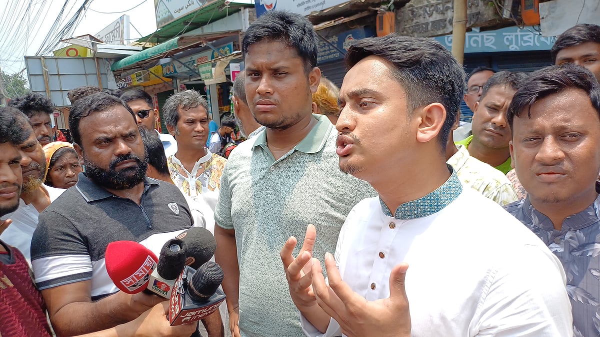 সোমবার দুপুরে পঞ্চগড় বাজারে পঞ্চগড়-বাংলাবান্ধা মহাসড়কের পাশে দাঁড়িয়ে সাংবাদিকদের সঙ্গে কথা বলেন জাতীয় নাগরিক পার্টির (এনসিপি) উত্তরাঞ্চলের মুখ্য সংগঠক সারজিস আলম