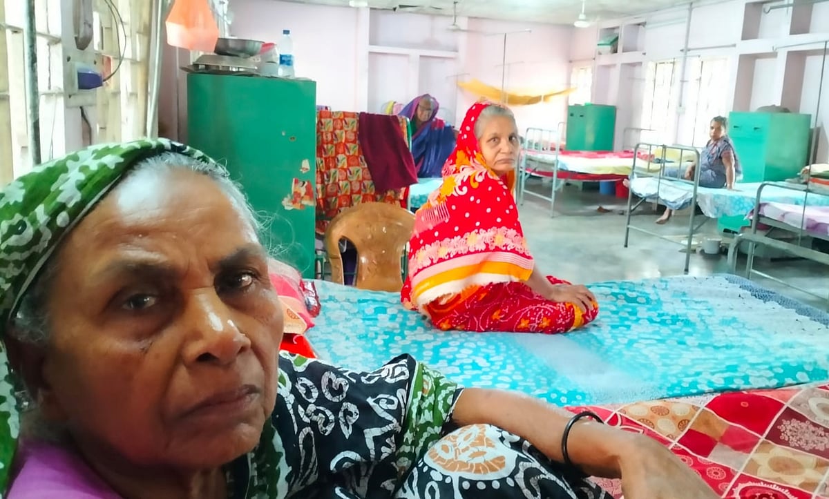 একেক জন এসেছেন একেক জায়গা থেকে। তবে সবার গল্পটা একই। বৃদ্ধাশ্রমে এসে হয়ে উঠেছেন একে অপরের সুহৃদ। গতকাল রোববার ফরিদপুর শহরের শান্তি নিবাসে (বৃদ্ধাশ্রম)