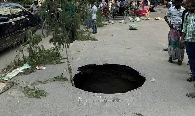 সিঙ্কহোল কেন হয়? কারণ, আমাদের ঢাকার পানির স্তর নেমে যাচ্ছে এবং এখন তা আশঙ্কাজনক।