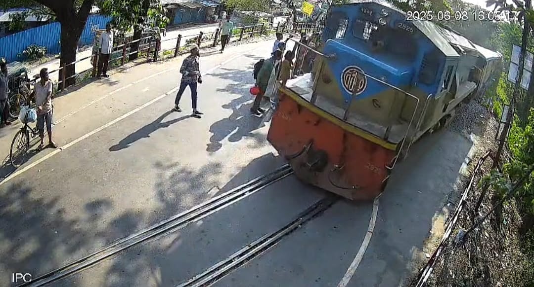 নির্ধারিত স্থানে থামেনি ট্রেন। উঠে গেল কালুরঘাট সেতুতে। গতকাল  বিকেলে