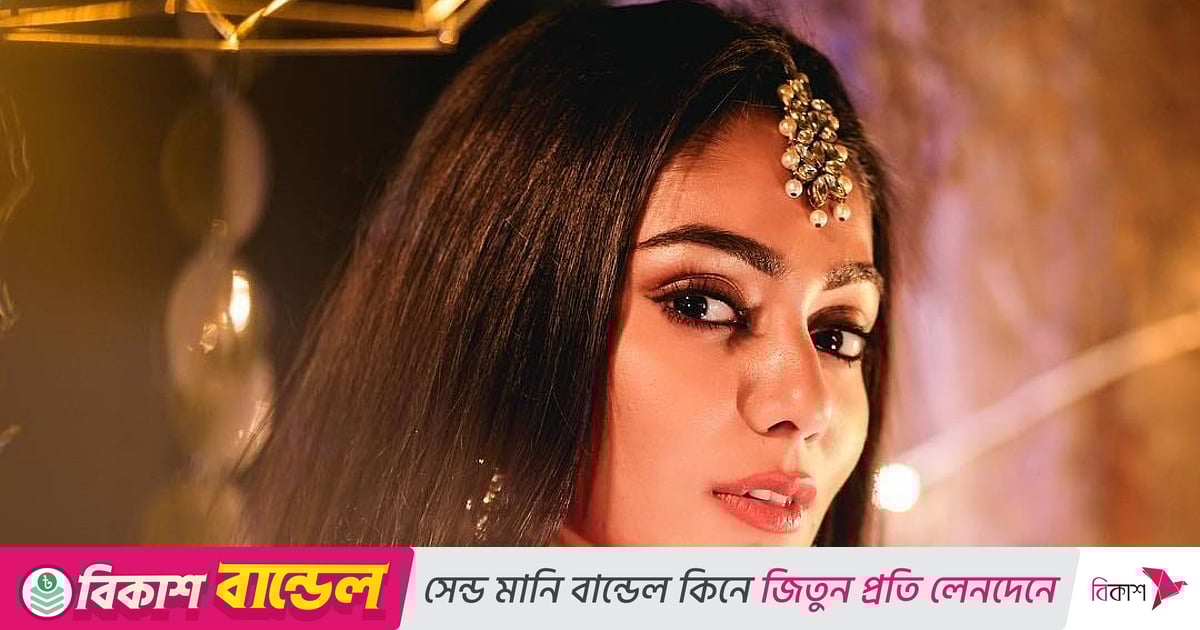 Katta xoroz yosh qizga kiradi Ogirlangan uy jinsiy aloqa