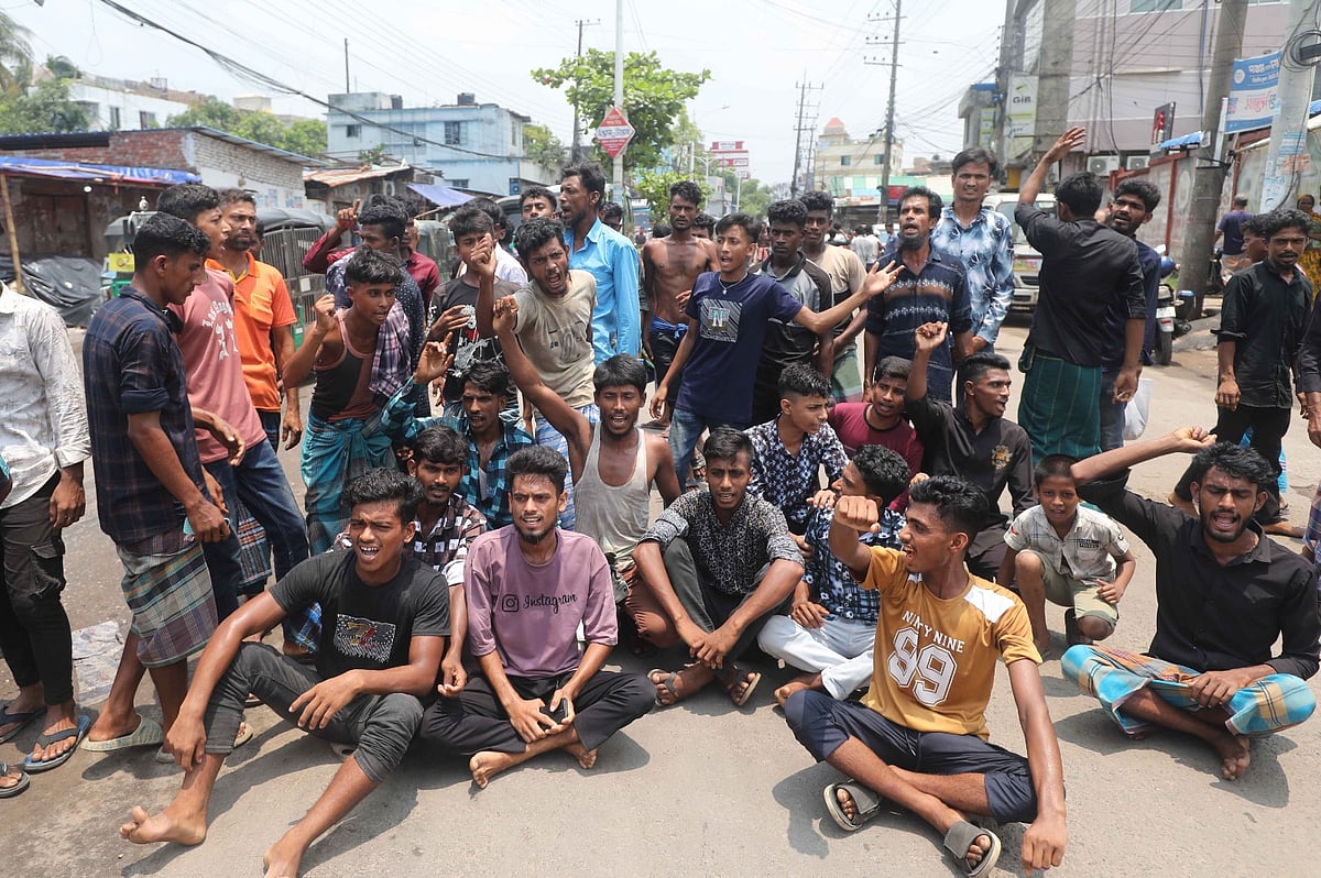 চামড়ার আড়তে কাজ করে মজুরি না পাওয়ায় চট্টগ্রাম–হাটহাজারী সড়ক অবরোধ করেন শ্রমিকেরা। আজ বেলা সাড়ে ১১টায় চট্টগ্রাম নগরের আতুড়ার ডিপো এলাকায়