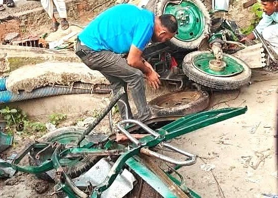 খুলনায় দুর্ঘটনাকবলিত অটোরিকশা। আজ সকালে নগরের রূপসা সেতুর পশ্চিম প্রান্তে দারোগার লিজ এলাকায়