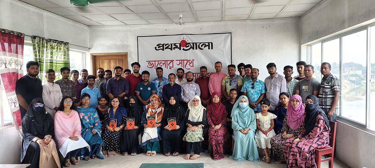 ঈদুল আজহার ছুটিতে অদম্য মেধাবীদের মিলনমেলার একাংশ। আজ সোমবার সকালে সিরাজগঞ্জের রায়গঞ্জ উপজেলা সদরের ধানগড়া এলাকায় ইউনিভার্স একাডেমিতে