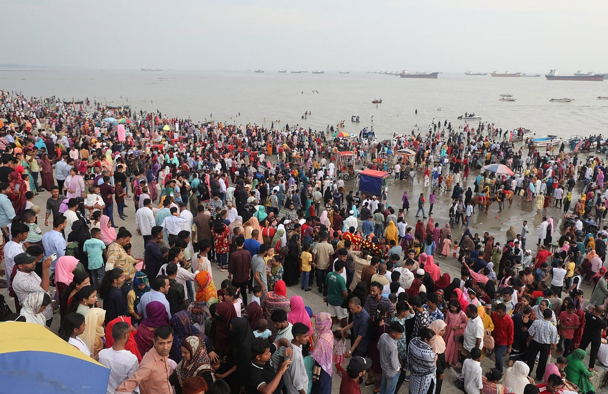 ঈদের ছুটিতে চট্টগ্রাম নগরের পতেঙ্গা সমুদ্রসৈকতে পর্যটকদের উপচেপড়া ভিড়। আজ বিকেল সাড়ে চারটায়