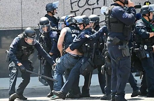 লস অ্যাঞ্জেলেসে বিক্ষোভকারীদের সঙ্গে আইনশৃঙ্খলা রক্ষাকারী বাহিনীর সংঘর্ষ হয়