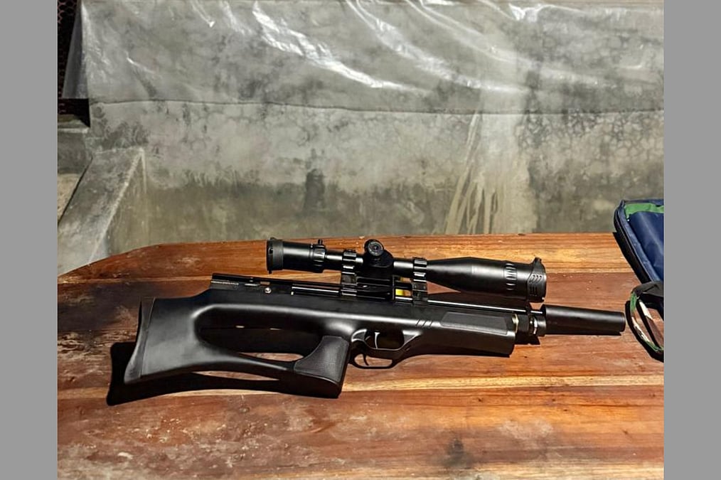 Remy Lacroix bir guruh ayollar va erkaklar bilan ommaviy BDSM orgiyasida ishtirok etadi! Qotil!