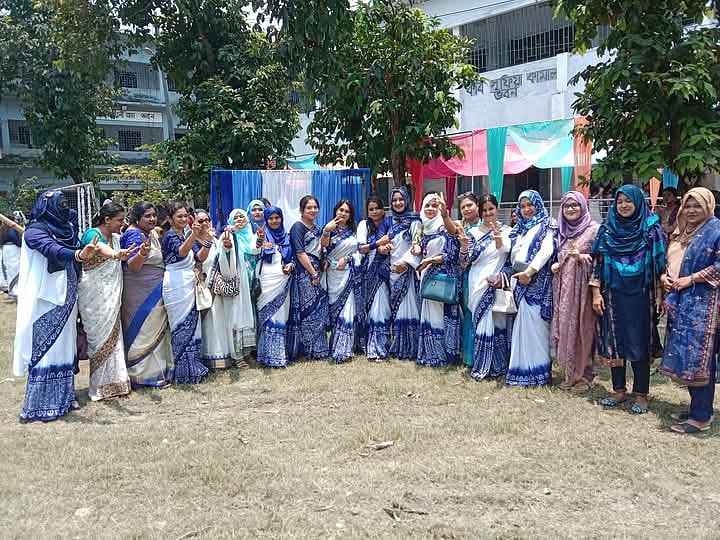 ঝালকাঠি সদর উপজেলায় হরচন্দ্র সরকারি বালিকা উচ্চবিদ্যালয়ের পুনর্মিলনী অনুষ্ঠান উপলক্ষে সাজানো হয় পুরো স্কুল। এতে অংশ নেন প্রায় ৯০০ প্রাক্তন ও বর্তমান শিক্ষক-শিক্ষার্থী