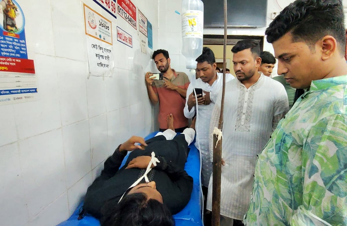 হামলায় আহত ব্যক্তিরা রামগঞ্জ উপজেলা স্বাস্থ্য কমপ্লেক্সে চিকিৎসা নেন। গতকাল রোববার রাতে